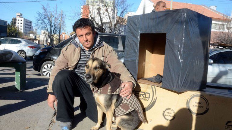 Hernán Troane hizo 200 refugios para resguardar a los perros del frío.