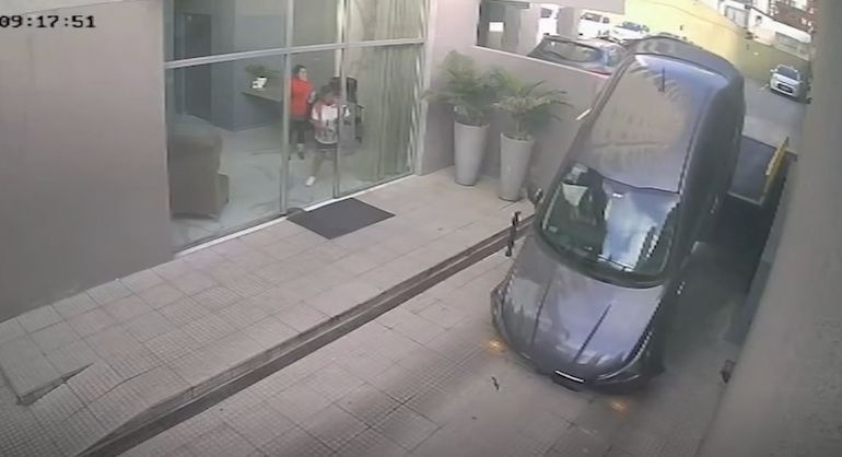 La rampa de ingreso del estacionamiento estaba elevada. La rampa de ingreso del estacionamiento estaba elevada.