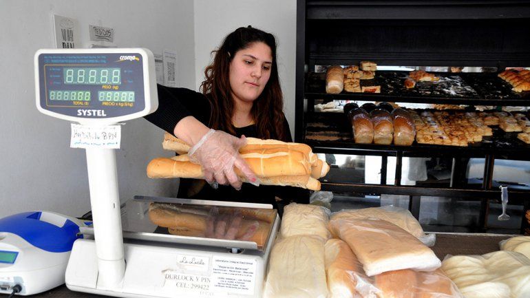 El pan, a $80 por la corrida del dólar y el tarifazo de luz