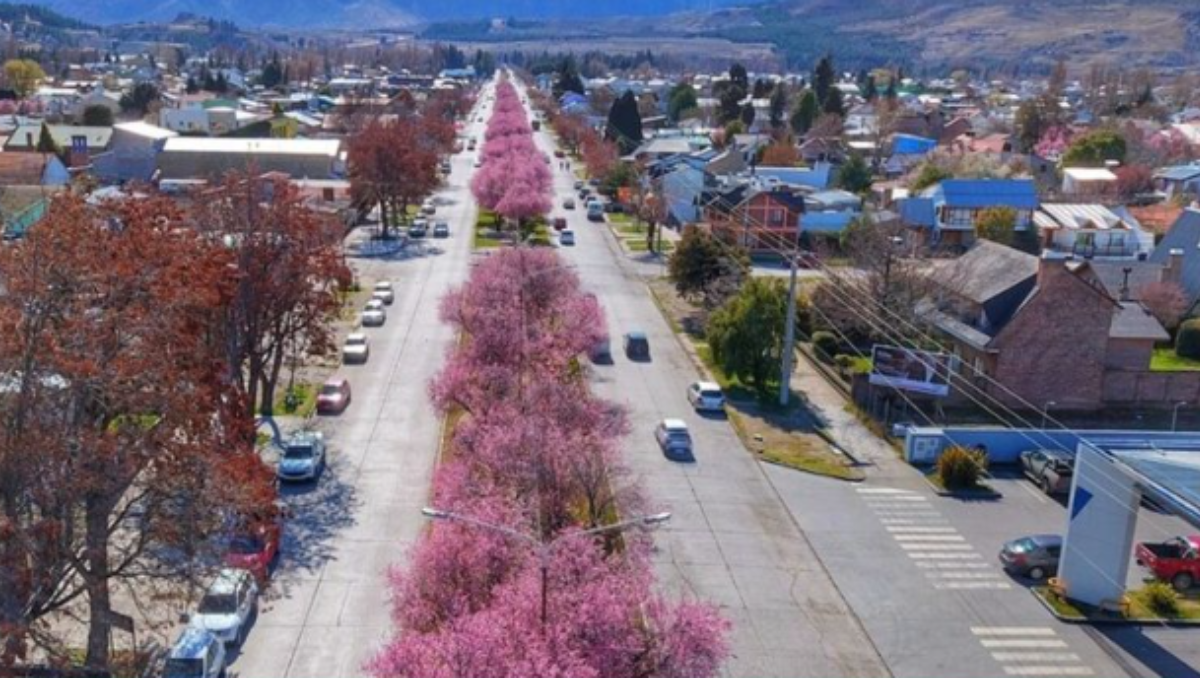 El espectáculo natural de la avenida Ameghino, la principal de Esquel, visto desde el aire.&nbsp; 