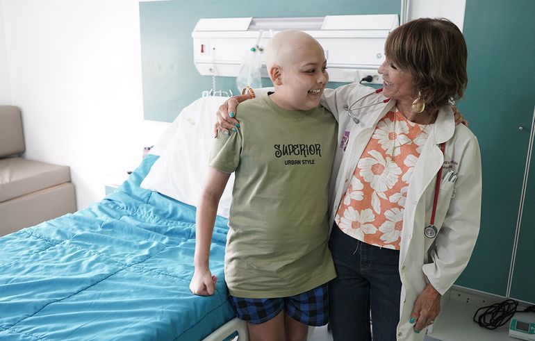 La profesional con una de las pacientes luego de un tratamiento. Foto: Sebastián Fariña Petersen. La profesional con una de las pacientes luego de un tratamiento. Foto: Sebastián Fariña Petersen.