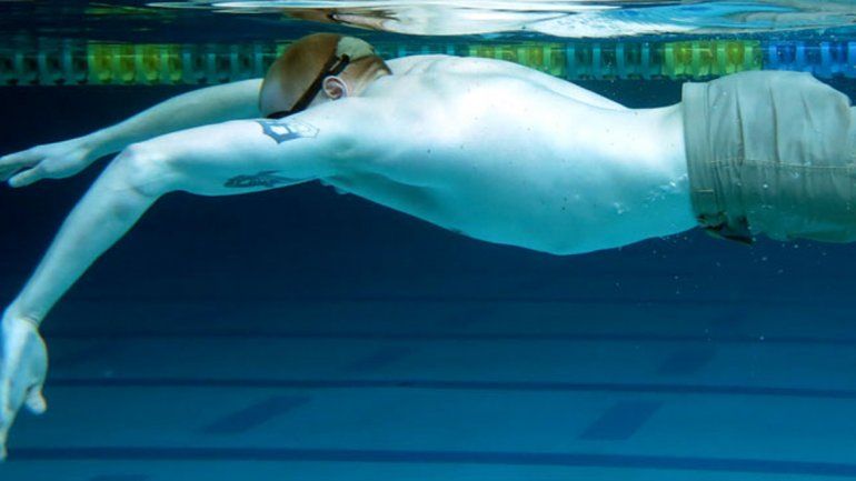 La CSS comienza igual que el estilo libre pero al final del movimiento se realiza una patada horizontal.