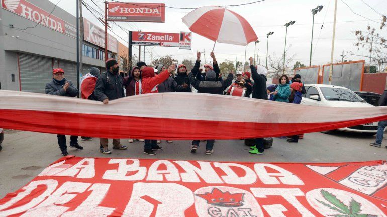 Calor y color. La gente alentó al equipo y pidió por la continuidad en el Federal A.