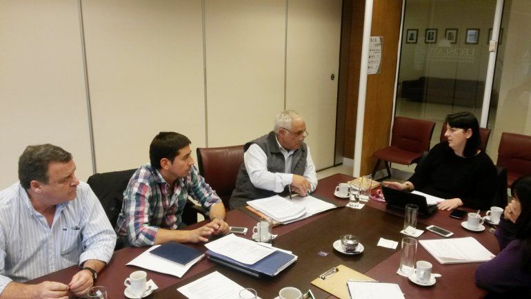 El diputado Russo junto a otros integrantes de la comisión Interpoderes.