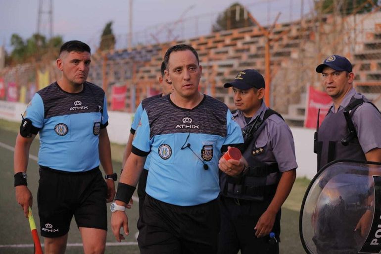 El árbitro Diego Álvarez fue gran protagonista del partido. Fotos: Claudio Espinoza&nbsp;