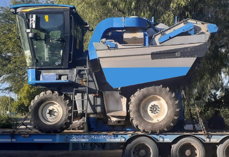 Cosechadora de vid lista para traslado tras lavado a presión y desinfección. Foto: Senasa