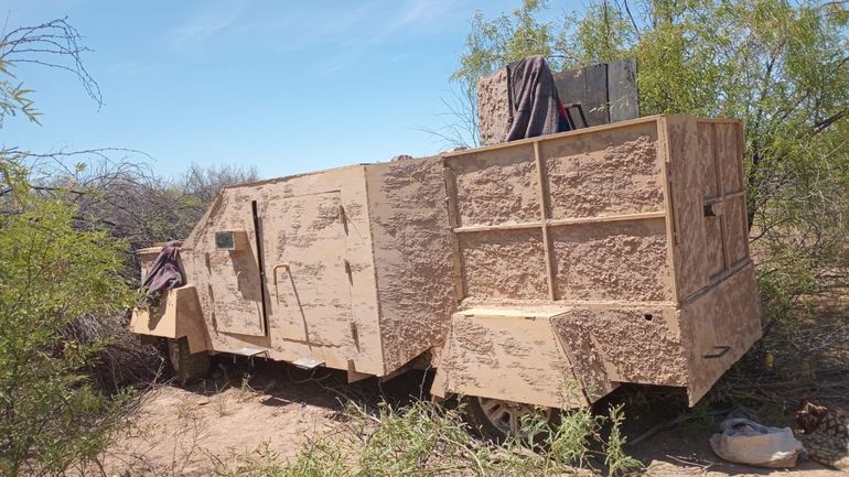 Otro de los camiones monstruos de los narcos en México, camuflado y con artillería pesada Otro de los camiones monstruos de los narcos en México, camuflado y con artillería pesada