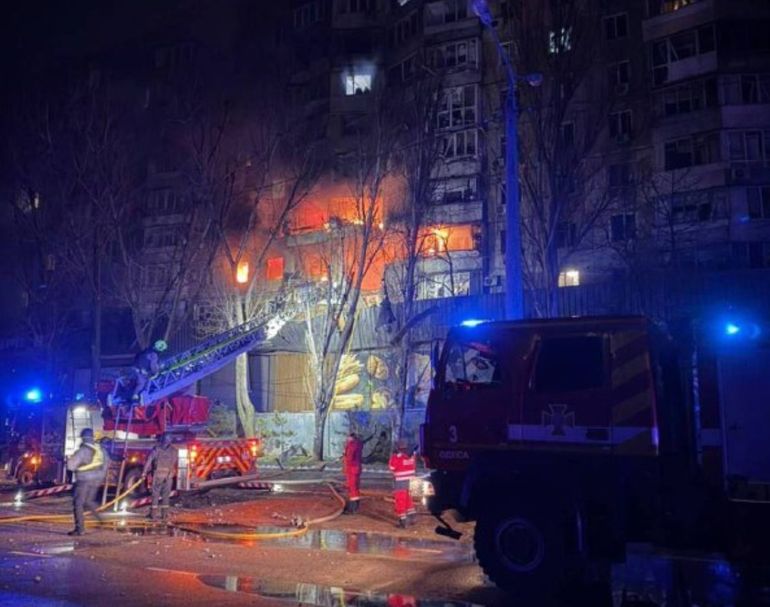 Bomberos trabajan en uno de los edificios en llamas tras el ataque masivo ruso con drones en Ucrania Bomberos trabajan en uno de los edificios en llamas tras el ataque masivo ruso con drones en Ucrania
