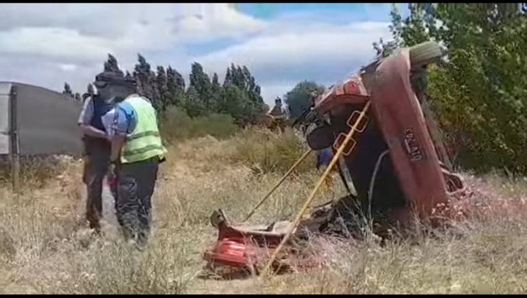 Una mujer volcó y quedó atrapada dentro del auto