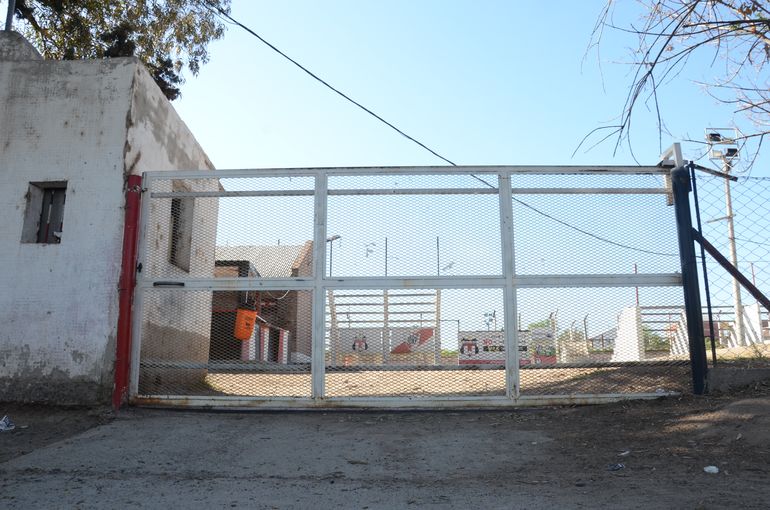 El predio de Sapere, que este s&aacute;bado deb&iacute;a recibir los partidos de la jornada de Lifune, estuvo cerrado (Mar&iacute;a Isabel S&aacute;nchez).