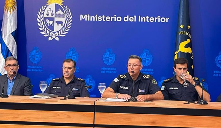 El jefe de la Policía Nacional de Uruguay dijo que la entidad está abocada a la investigación por las amenazas en las Universidades. El jefe de la Policía Nacional de Uruguay dijo que la entidad está abocada a la investigación por las amenazas en las Universidades.