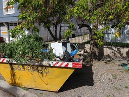 La dueña de la casa denuncia que nadie se hace cargo del volquete con basura en la puerta de su casa. La dueña de la casa denuncia que nadie se hace cargo del volquete con basura en la puerta de su casa.