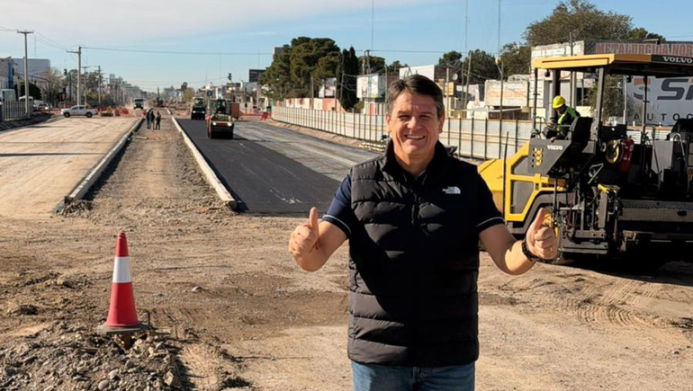 Día histórico: Mariano Gaido puso en marcha el asfalto de la Gran Avenida a menos de tres meses de iniciada la obra