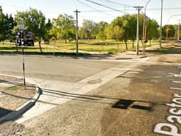 La plaza del barrio Luis Piedrabuena de Cipolletti, donde el ladrón sorprendió al menor de edad. La plaza del barrio Luis Piedrabuena de Cipolletti, donde el ladrón sorprendió al menor de edad.