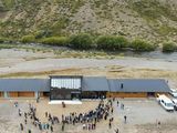 Las imágenes de la hostería de lujo que se inauguró en Manzano Amargo a orillas del río Neuquén