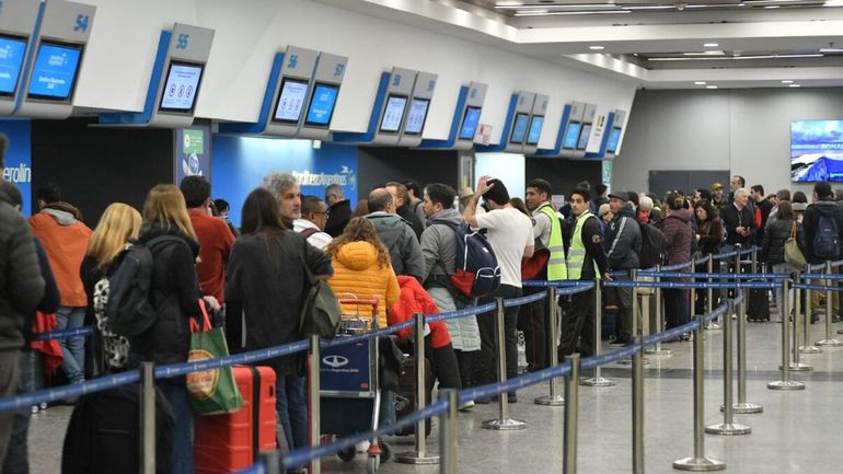 Vuelos demorados y cancelados en vacaciones de invierno: qué días habrá paro de controladores