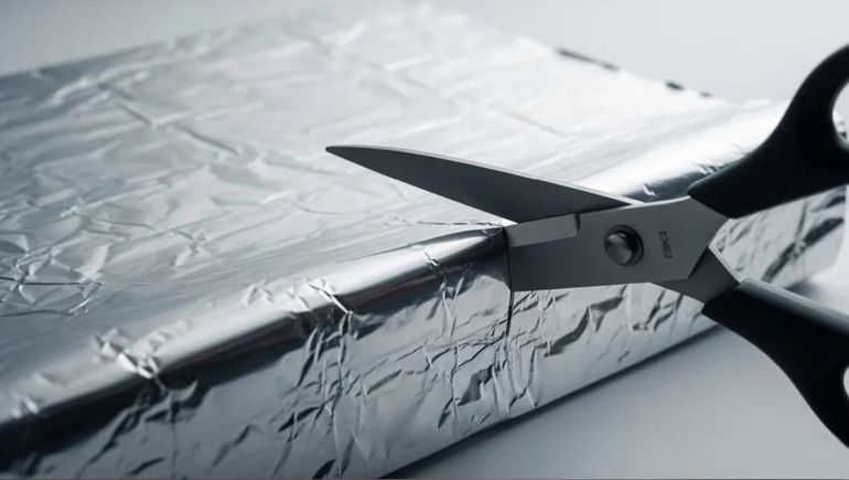 Colgar tiras de aluminio también funciona como un método casero para ahuyentar moscas y pájaros.