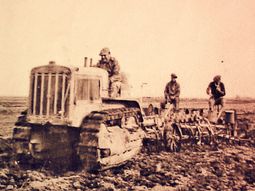 Tractor en marcha. Gentileza: Web Documental Ingenio San Lorenzo Tractor en marcha. Gentileza: Web Documental Ingenio San Lorenzo