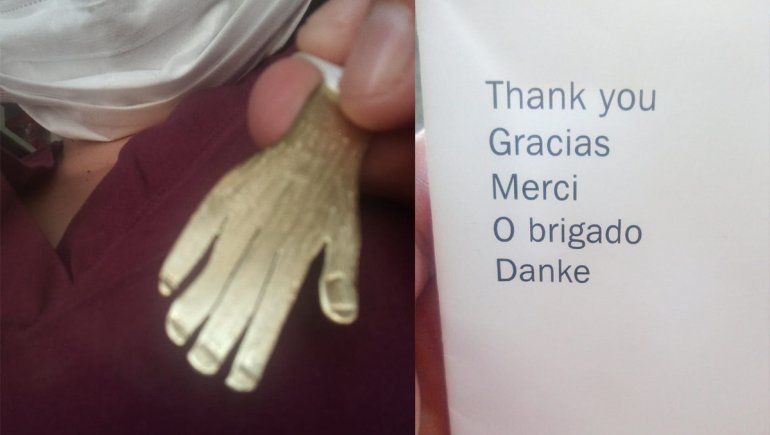 Valeria teniendo su mano y, a la derecha de la imagen, la caja en la que vino el obsequio.