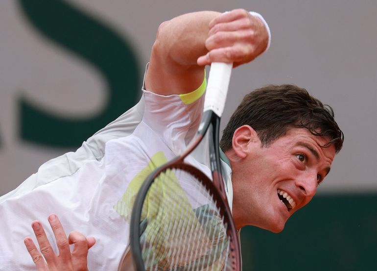 Avanza en Roland Garros el tenista argentino que tocó fondo y recibió un mensaje alentador de Djokovic