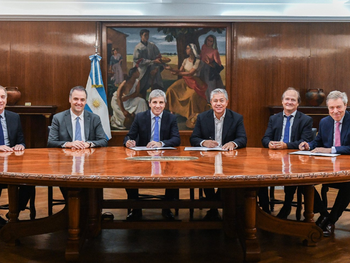 El gobernador Roando Figueroa, junto a funcionarios nacionales. El gobernador Roando Figueroa, junto a funcionarios nacionales.