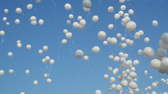 Con una suelta de globos