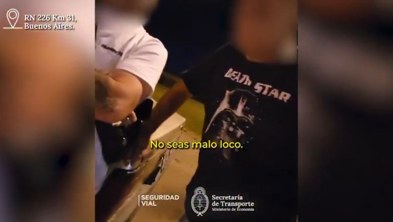 Video: intentó sobornar a un agente de tránsito tras la alcoholemia positiva y le pidió que no sea malo