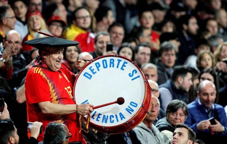Manolo, el del bombo, fue el hincha más famoso de la Selección Española Masculina de Fútbol, falleció este 1 de mayo a los 76 años de edad. Manolo, el del bombo, fue el hincha más famoso de la Selección Española Masculina de Fútbol, falleció este 1 de mayo a los 76 años de edad.