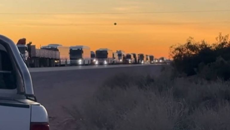 El miércoles hubo filas de camionetas petroleras que no pudieron ingresar a los yacimientos por la Ruta 51. El miércoles hubo filas de camionetas petroleras que no pudieron ingresar a los yacimientos por la Ruta 51.