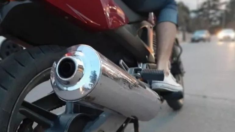 Las motos con escapes libres son un mal de toda la región. En Centenario, los ruidos molestos están en el Casco Viejo. Las motos con escapes libres son un mal de toda la región. En Centenario, los ruidos molestos están en el Casco Viejo.