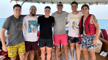 dos joyas de la scaloneta en yate con batistuta: las mejores fotos dos joyas de la scaloneta en yate con batistuta: las mejores fotos