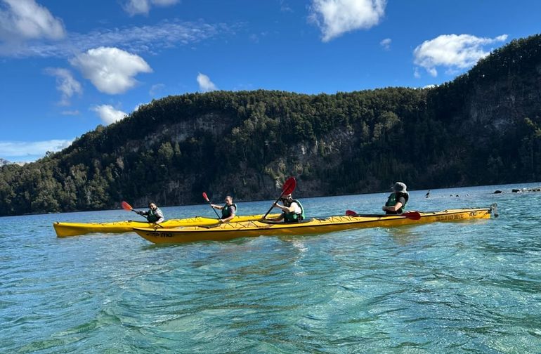 Kayak, navegación por el lago y caminata a una cascada: los tres imperdibles si viajás a la cordillera neuquina