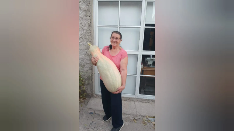 Delia muestra la reciente cosecha en su huerta en barrio Belgrano / Foto Gentileza