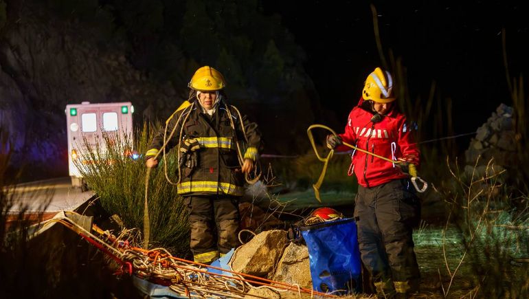 Rescate extremo en la Patagonia: un conductor cayó a un lago con su camioneta en plena tormenta