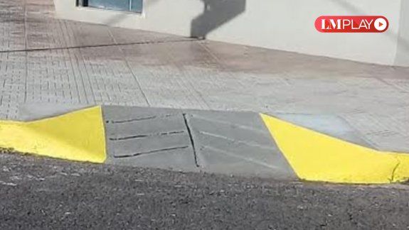 Denuncian que una empresa constructora obstruye rampas para discapacitados