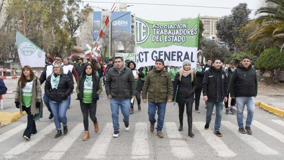 ATE se movilizó en rechazo a la exclusión de trabajadores del CCT