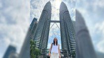 Carla, la ingeniera Zapalina. Detrás, las torres petronas en Kuala Lumpur. Carla, la ingeniera Zapalina. Detrás, las torres petronas en Kuala Lumpur.