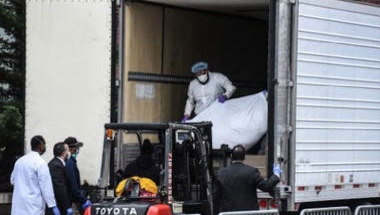 Nueva York: un muerto cada seis minutos y camiones frigoríficos como morgue