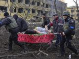 Premiaron una foto de la agonía de una embarazada en plena guerra