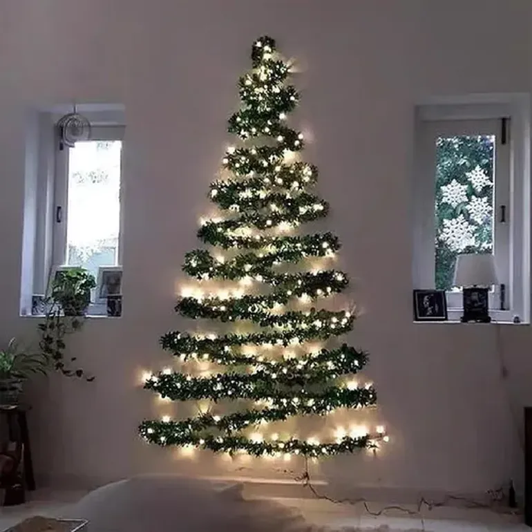 Simular un árbol de Navidad en la pared, una opción que libera espacio. Simular un árbol de Navidad en la pared, una opción que libera espacio.