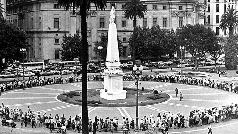Madres de Plaza de Mayo realizan una de sus primeras rondas alrededor de la Pirámide