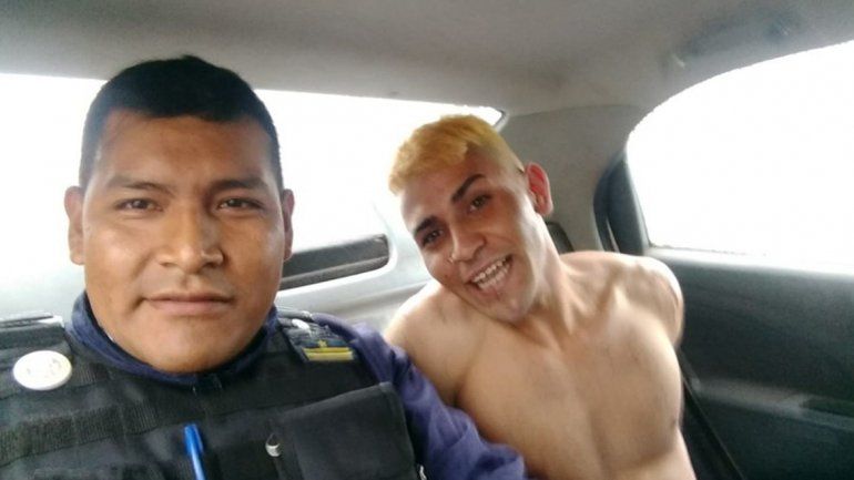 Insólito: sancionaron a un policía por sacarse una selfie con un detenido