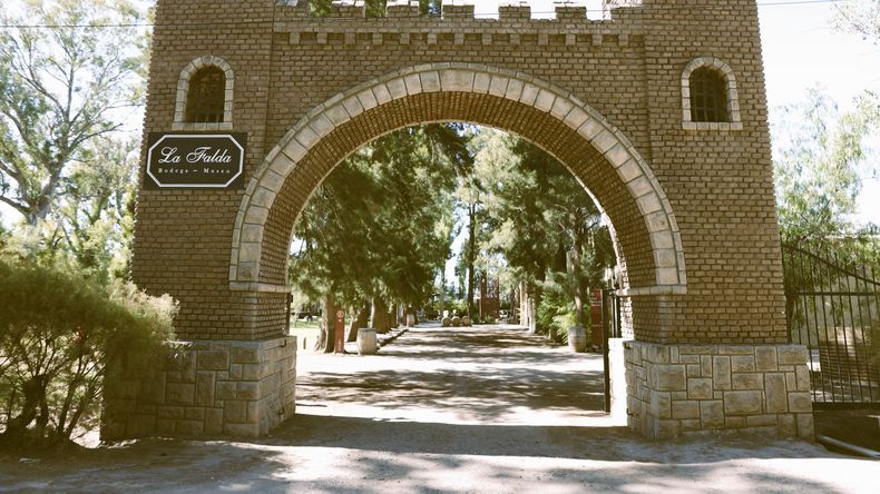 Legado vivo: En La Falda, la historia no se lee en libros; se recorre entre toneles gigantes y maquinaria que parece detenida en el tiempo. | LM Neuquen Legado vivo: En La Falda, la historia no se lee en libros; se recorre entre toneles gigantes y maquinaria que parece detenida en el tiempo.