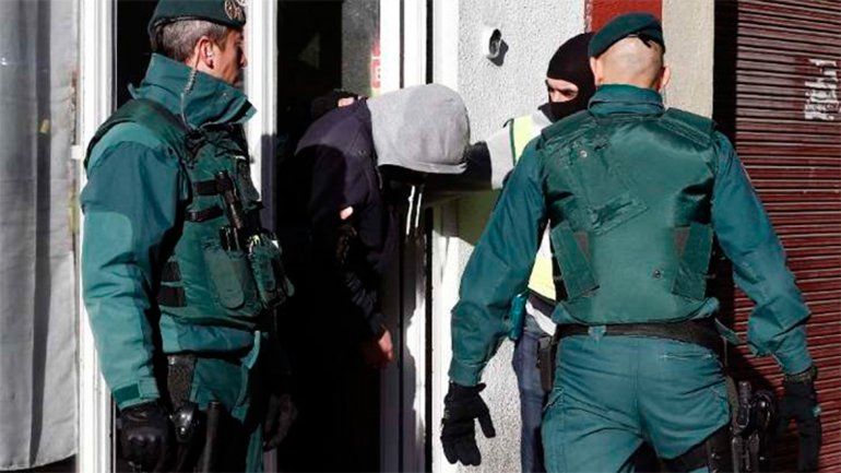 Además del argentino