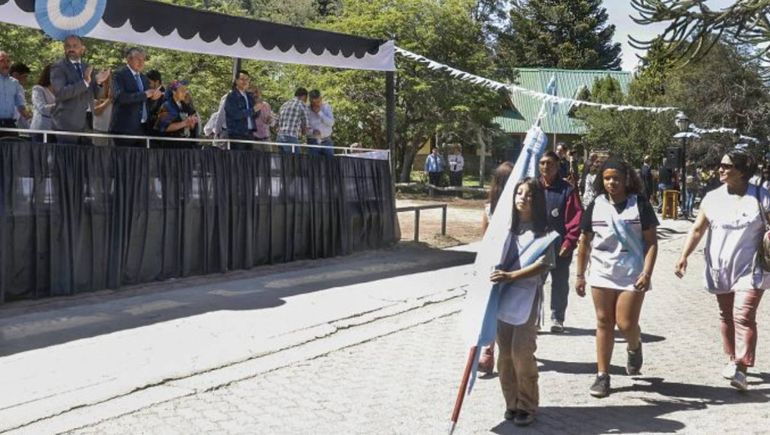Figueroa ponderó a alumnas y docentes que portaron la bandera en el acto. Figueroa ponderó a alumnas y docentes que portaron la bandera en el acto.