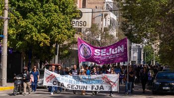 Movilización de Sejun por las calles de la ciudad por la paritaria. Movilización de Sejun por las calles de la ciudad por la paritaria.