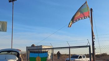 mapuches bloquean una planta petrolera de ypf en puesto hernandez mapuches bloquean una planta petrolera de ypf en puesto hernandez