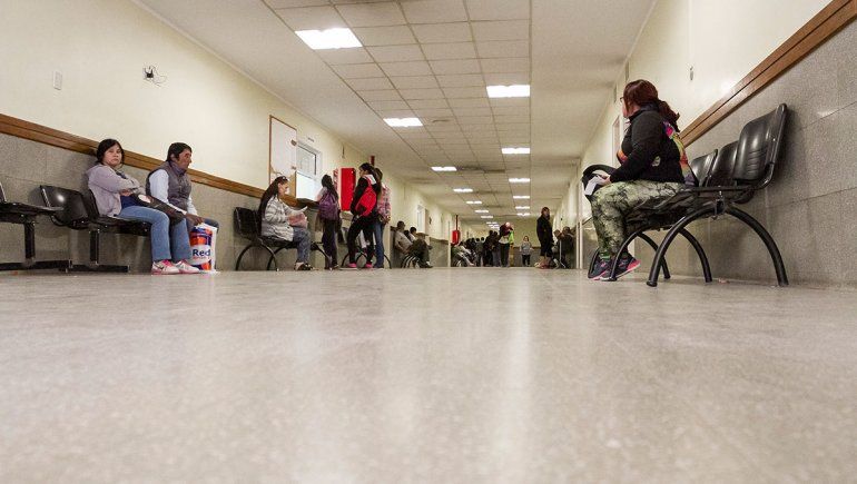 Conmovedor: la historia detrás de la policía que amamantó a un bebé golpeado