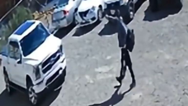 El agresor avanza hacia el dentista que estaba dentro de su camioneta en el estacionamiento de una clínica.