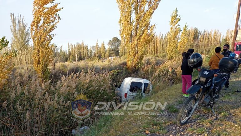Cayó con su vehículo a un canal y murió: creen que se descompensó